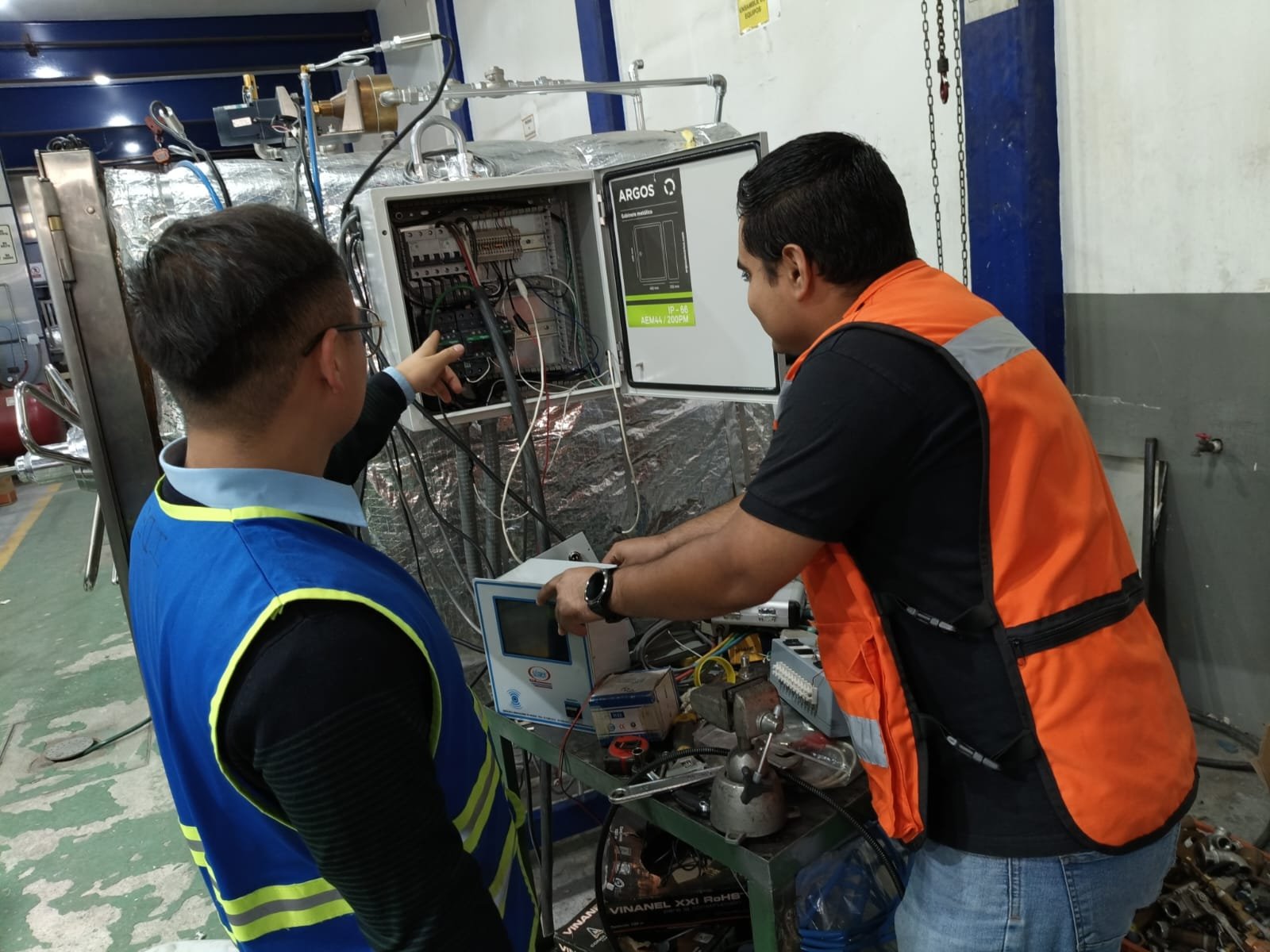 Técnicos de SIMEX realizando mantenimiento a un equipo