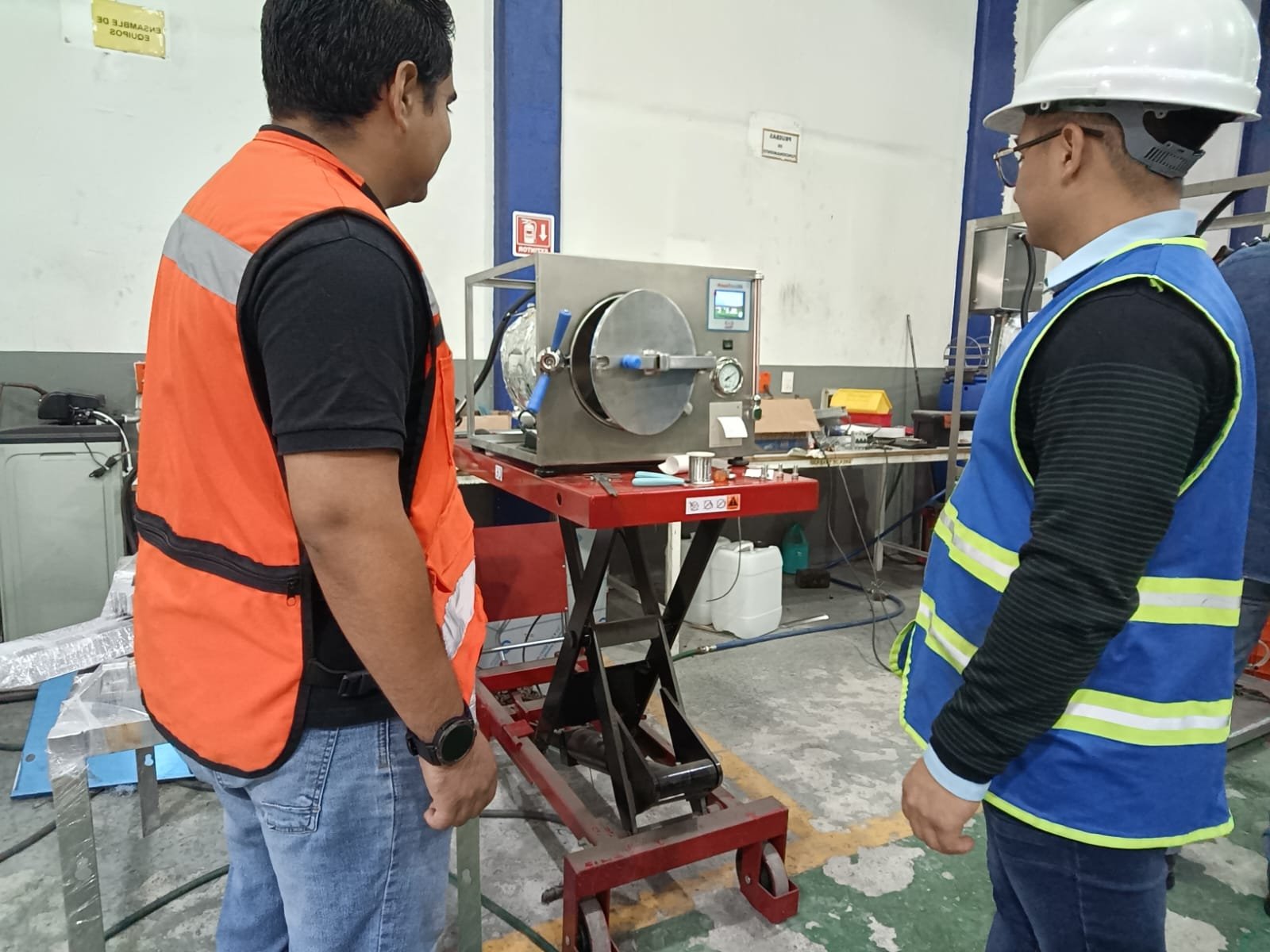 Personal técnico inspeccionando un equipo SIMEX